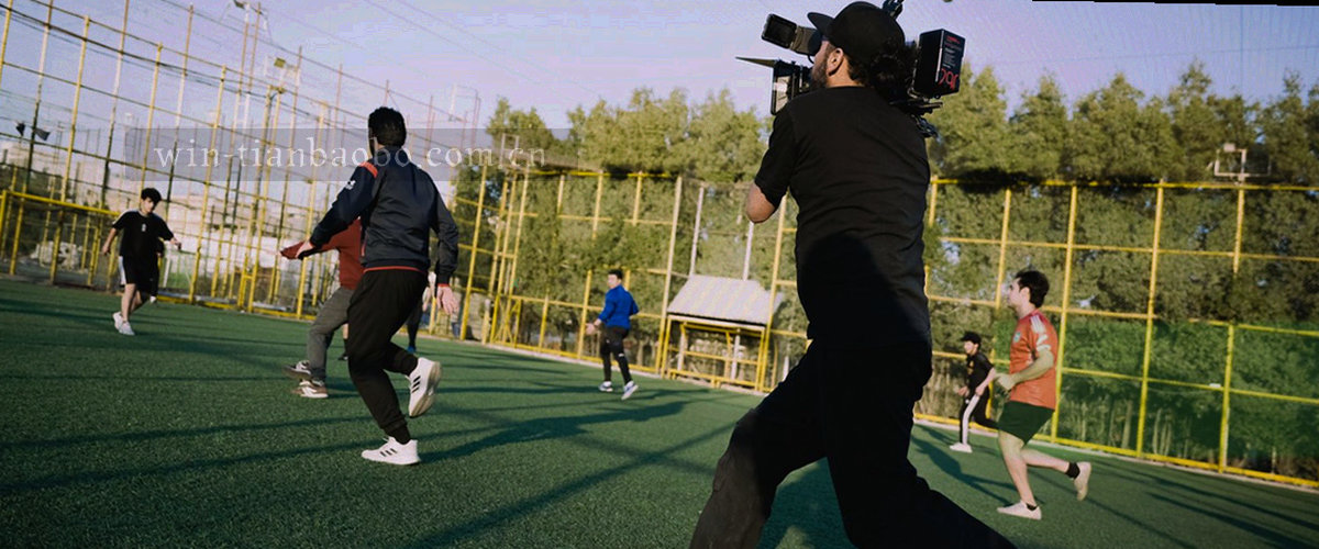 赛场上数据线条流动，橙色亮点标注关键比分
